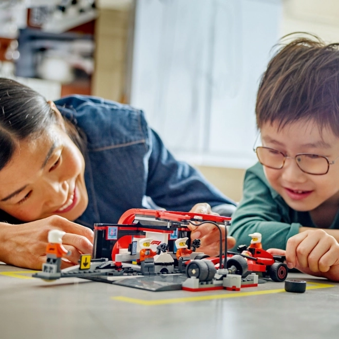 LEGO City 60443 F1 Pit Stop s mehaniki in Ferrarijem