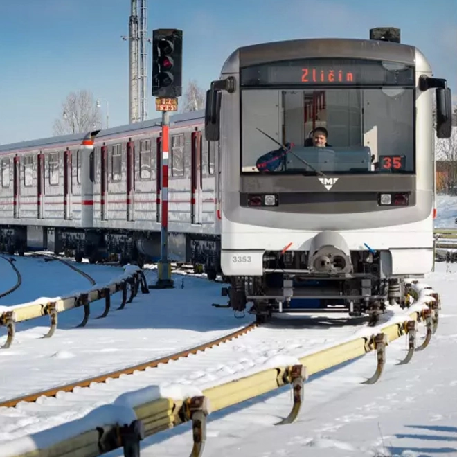 Pragaško metro kov 16 cm na vzmetni pogon v škatlici 19,5x7x6cm