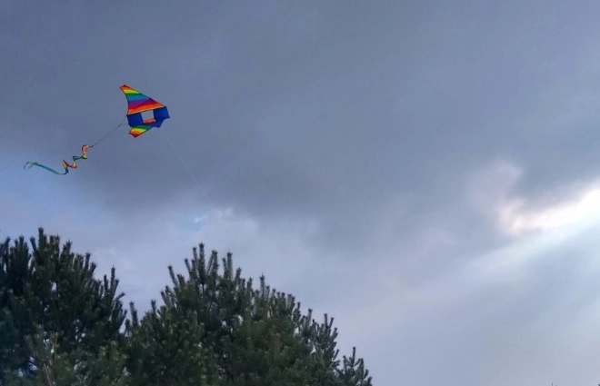 Barvni zmaj z vrtečočo mavrico
