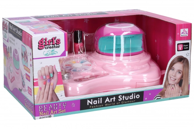 Nail studio z lučko in okraski
