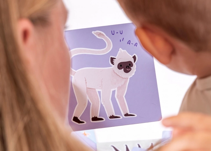 Posnemanje zvokov kot prvi korak do govora