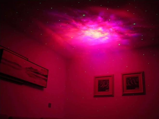 Zvezdni projektor s sedečim astronavtom in daljinskim upravljalnikom