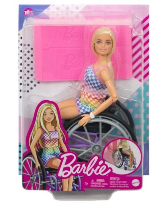 Barbie modelka na invalidskem vozičku v kariranem kombinezonu HJT13