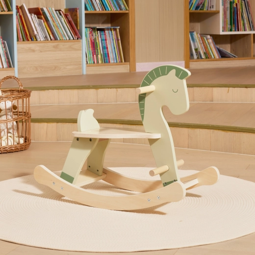 Stabilna lesena konstrukcija za varno guganje