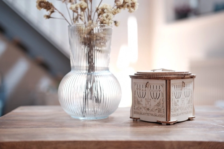 Izviren način, kako podariti denar in nakit