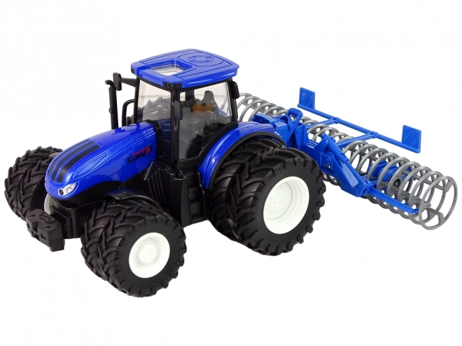 Daljinsko voden traktor 1:24 Blue Disc Aggregate Metal