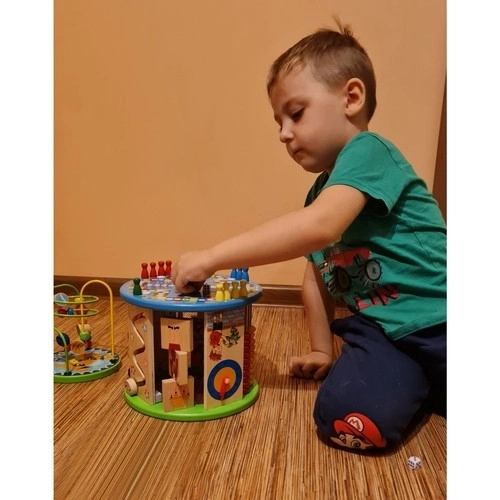 Lesena kocka z igrami za otroke