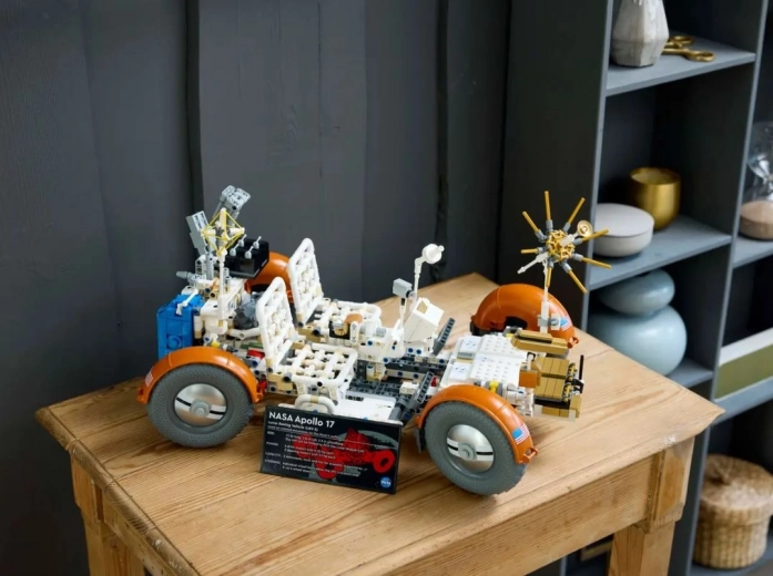 Avtentični lunarni rover z misije Apollo 17