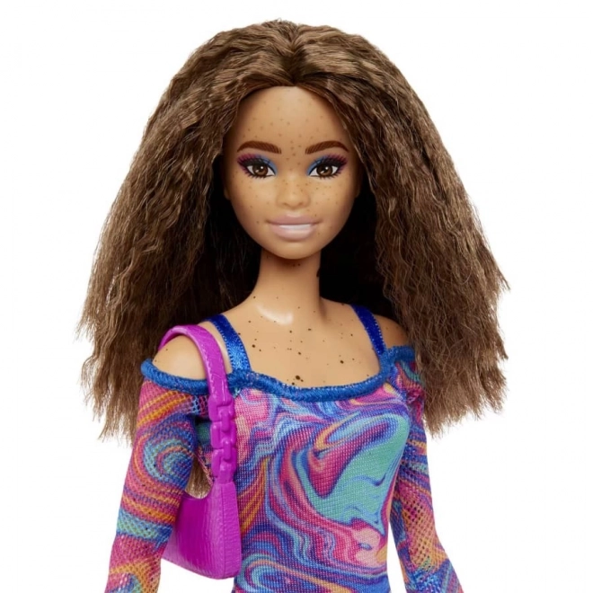 Punčka Barbie Fashionistas z valovitimi lasmi in pegami