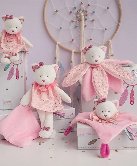 Darilni set - rožnata plišasta ljubkovalna igrača mačka