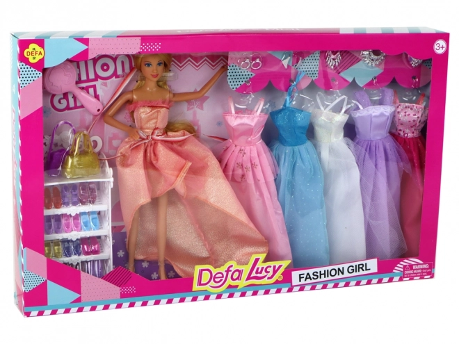 Lutka z dolgimi blond lasmi in dodatki