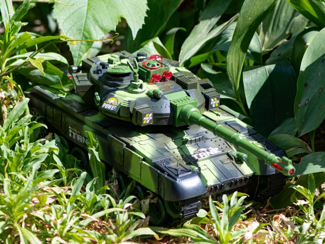 Vojaški tank na daljinsko vodenje z gozdno kamuflažo