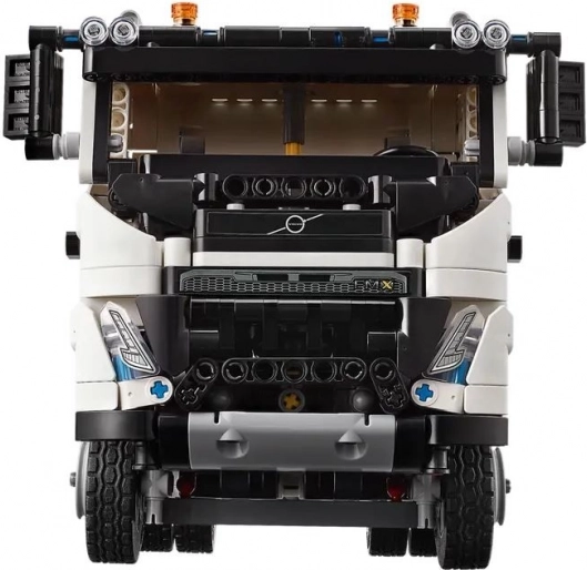 Avtentičen VOLVO FMX s funkcionalno kabino in motorjem