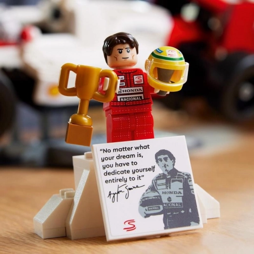Minifigurica Ayrtona Senne s podstavkom v obliki odra