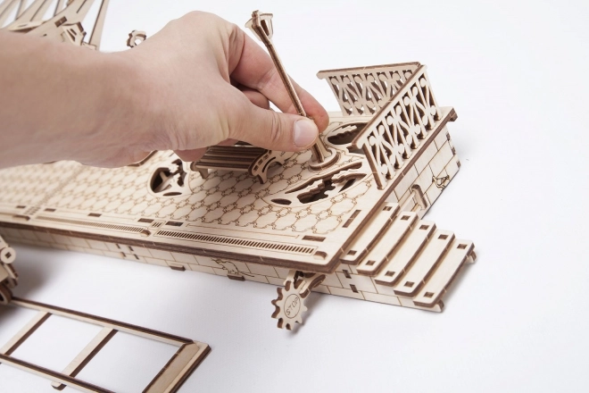 Ugears 3D sestavljanka - Železniška postaja 196 delov