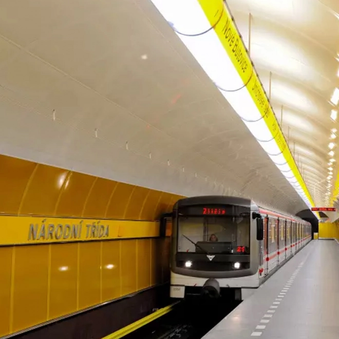Pragaško metro kov 16 cm na vzmetni pogon v škatlici 19,5x7x6cm
