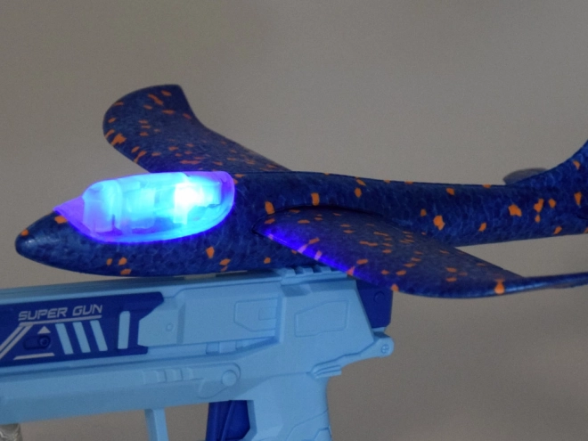 Pena letalo z LED lučkami izstreljeno iz pištole