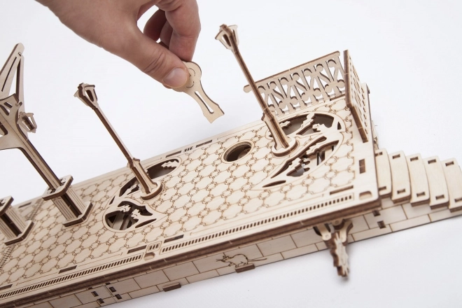 Ugears 3D sestavljanka - Železniška postaja 196 delov