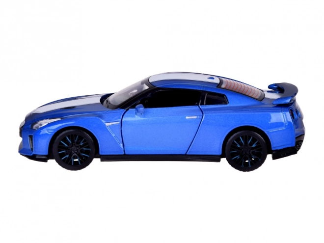 Avto Nissan GT-R z odpiranjem vrat