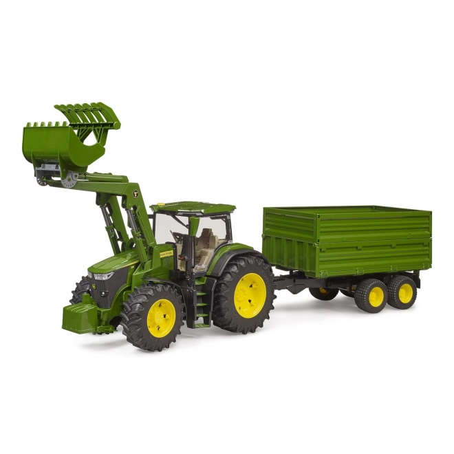 Traktor John Deere 7R s čelnim nakladačem in prikolico