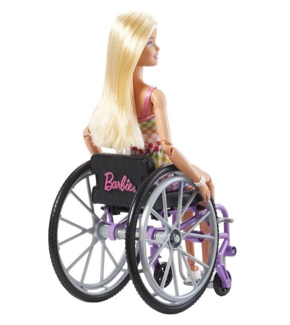 Barbie modelka na invalidskem vozičku v kariranem kombinezonu HJT13