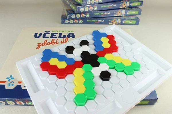 Čebela krasi panj 60 kosov mozaik v škatli 43x32x3,5 cm