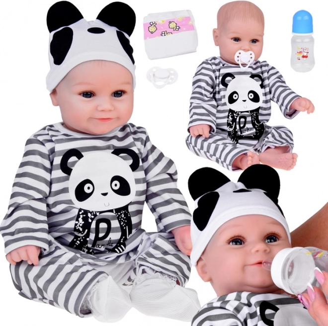 Ljubka mehka punčka deček 45 cm v kombinezonu Panda