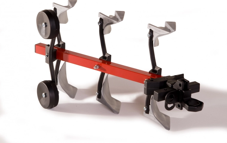 Vrtljiv kovinski okvir za realistično delo