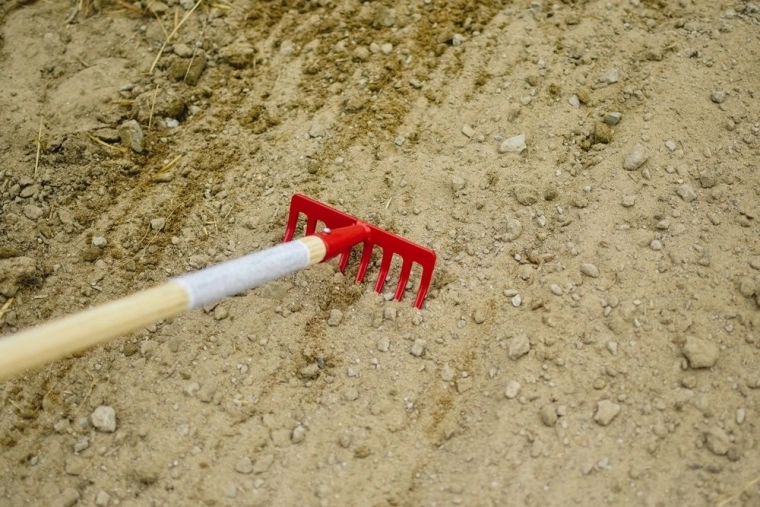 Vzdržljiva kovinska glava grabelj