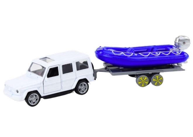 Terenski avto z prikolico in motornim čolnom