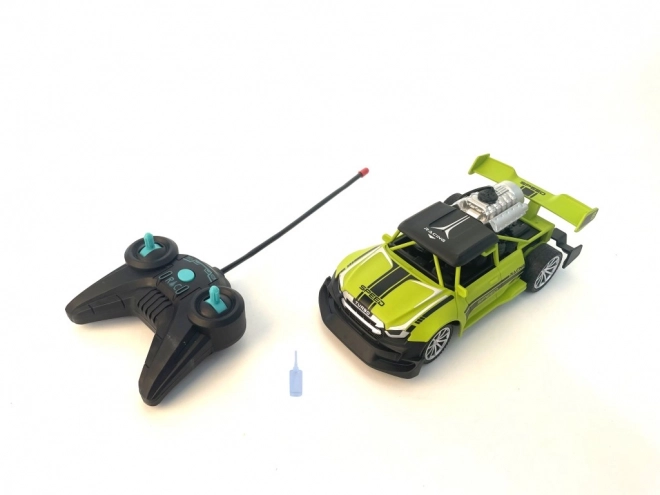 RC avto 1:20 z dimnim učinkom rdeče