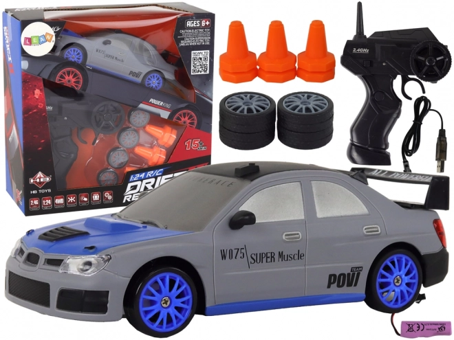 Športni avto R/C 1:24 na daljinsko upravljanje z zamenljivimi kolesi – sivo