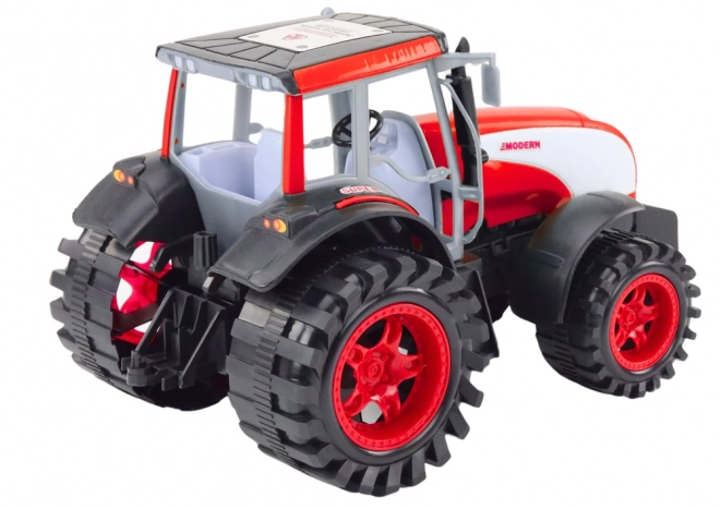 Velik kmetijski traktor s pogonom Rdeč