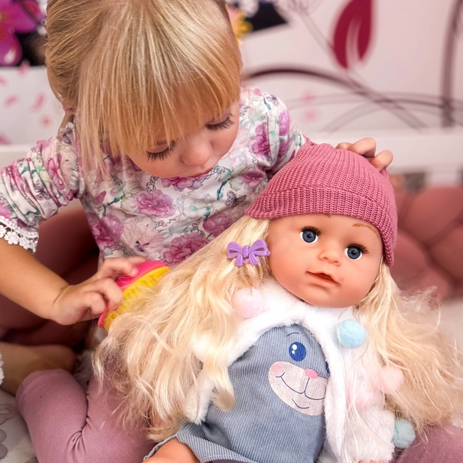 Interaktivna punčka Zosia s kapico 43 cm s pripomočki