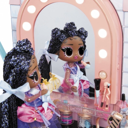 Frizerski salon z osvetljenim ogledalom