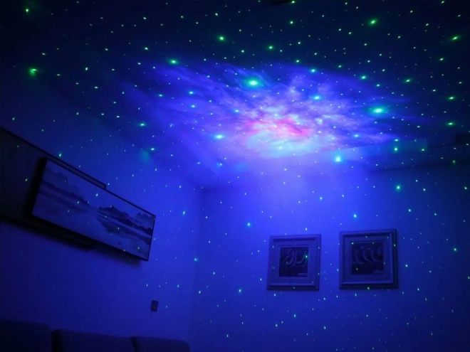 Zvezdni projektor s sedečim astronavtom in daljinskim upravljalnikom