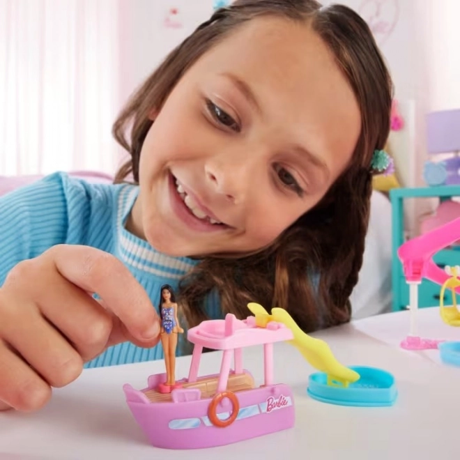Mini BarbieLand komplet z Barbie figurico in vozilom