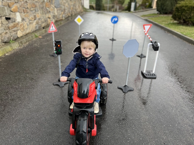 Realistična igra s poganjalci in motorji