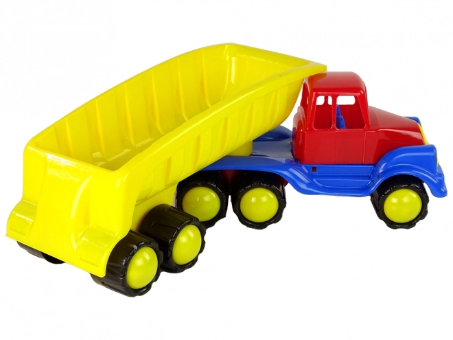 Velik tovornjak z rumeno prikolico dolžine 45 cm
