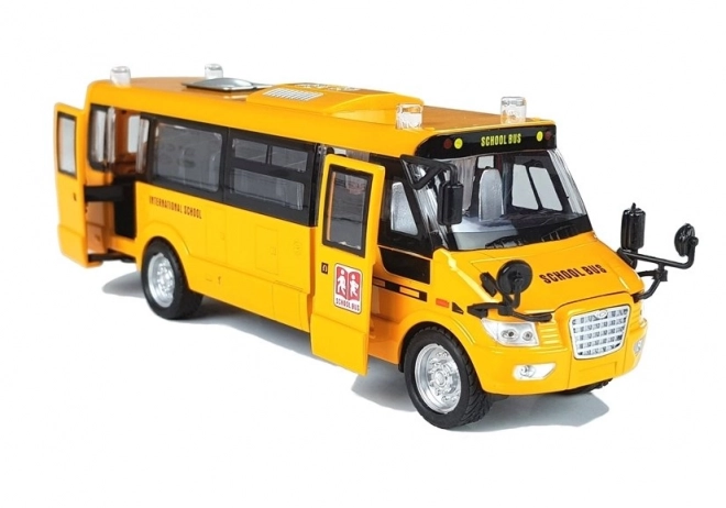 Kovinski šolski avtobus z motorjem na poteg