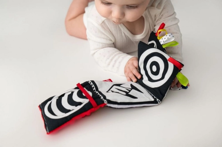 Kontrastna vizualna stimulacija od prvih dni