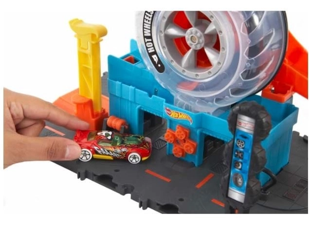 Garaža Hot Wheels z dirkalnimi stezami