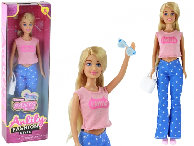 Lutka Anlily z dolgimi blond lasmi, torbico in očali