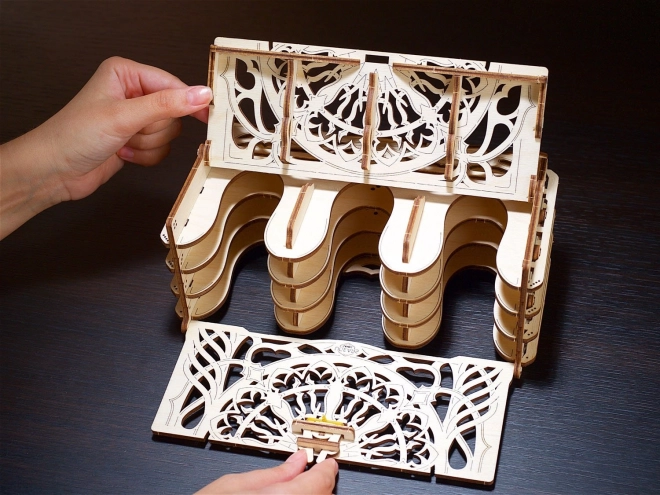Škatla za zbirateljske kartice Ugears 3D lesna mehanska sestavljanka