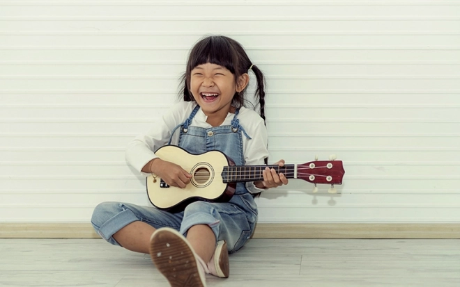 Otroški leseni ukulele s 4 najlonskimi strunami, rjavi ECOTOYS