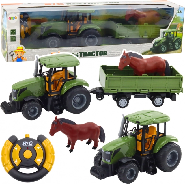 Zeleni traktor s prikolico in konjem na daljinsko upravljanje