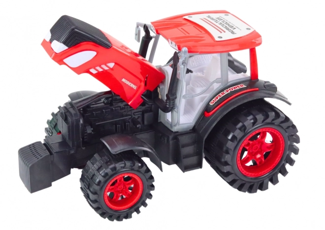 Velik traktor s prikolico in balami sena