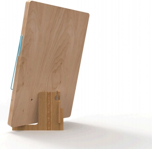 Robustna lesena izvedba s stojalom