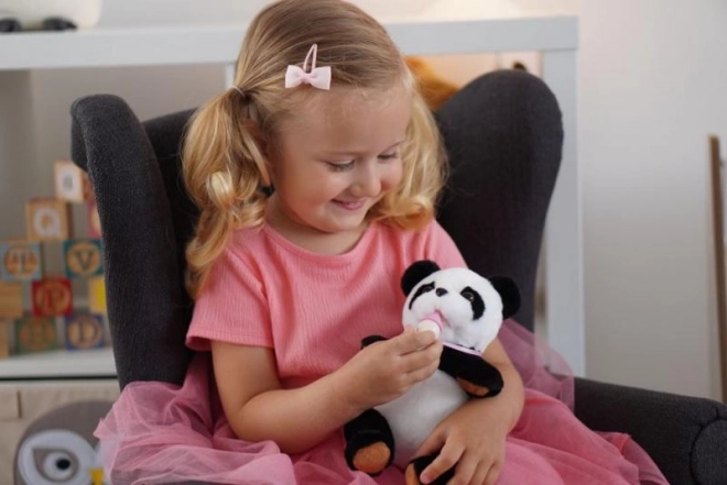 Interaktivna panda s stekleničko