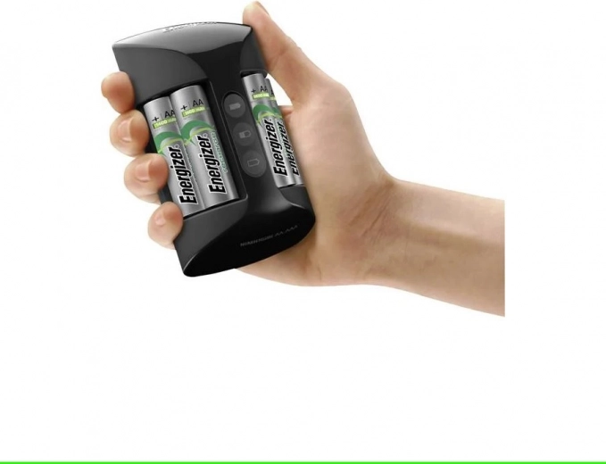 Udobno polnjenje do štirih AA akumulatorjev